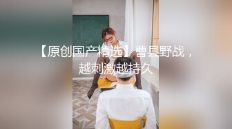 女厕偷拍，眼前一亮的高挑黑丝美腿白人女神，看来公用厕所的马桶真是个鸡肋的东西，妹子只能半蹲着尿