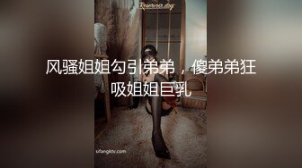 家庭摄像头破解 小夫妻凌晨打早炮 操逼各玩各的手机 最后冲刺貌似操爽了