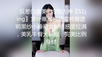 【技校小妹】19岁小萝莉跟两个纹身猛男玩3P，暴插狂干，娇小身躯相当能扛，一直不满足要高潮