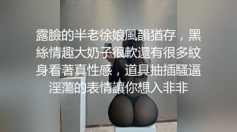 大神潜入女厕偷拍美少妇的大黑B 嘿 被发现了也不走