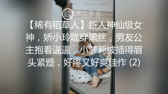 窗外窥探女生的私生活，清纯御姐戴起耳机时不时胸口往下低，捉住机会拍了下来！