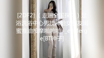  新来的小美女露脸直播，初次下海听指挥狼友让干啥就干啥，奶子比心，掰开逼逼看特写看着还很嫩