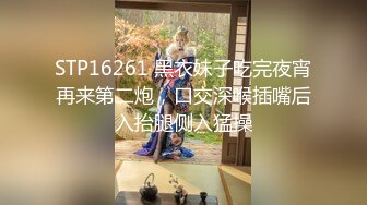 【原档首发】金发碧眼的蒂芙尼·沃森身着闪亮的黑色乳胶文胸，令人惊艳；