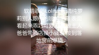  美女裙底系列超骚T内蜜桃臀 极品美女小少妇提了两大包东西长时间下蹲整理侧露黑毛