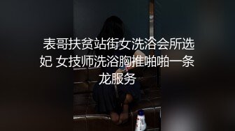 花裙小少妇和家人一起逛公园，这么短的裙子也不打底很有良心薄丝性感蕾丝透明粉N包裹肥臀