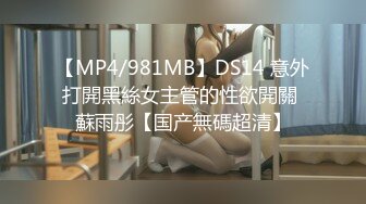 抄底公交站牌前讓人忍不住想後入的極品翹臀騷女