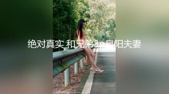 【新片速遞】 游乐场女厕偷窥破洞牛仔裤美女白嫩的大屁股和小黑鲍