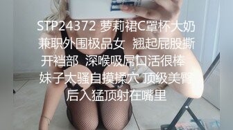 OM这情侣胆子太大了吧火车站前就迫不及待又搂又亲奶子裤子脱了抠逼回家在操不行啊