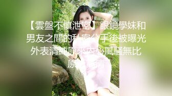 外表文静甜美小姐姐粉嫩小穴，假屌深插到底，骑乘位抽插，翘起美臀摇摆