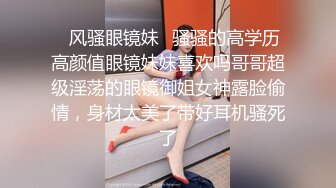 炮友摸肥逼给我看，红色指甲油诱人