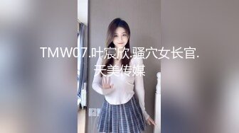 牛人厕所偷拍美女尿尿，还伸出上帝之手把MM吓的不轻