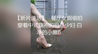 生活不易,農村馬尾氣質美少婦野地裏全果大秀,條件不好,帶個塑膠手套就扣B掰茓