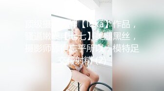 路虎经过时按了两次喇叭然后停了下来一个大哥从车上下来驻足欣赏了好一会儿