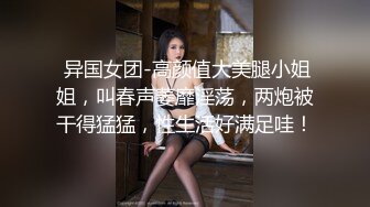 请欣赏我女朋友的性感肉臀，曲线丰满身材，掰开两瓣屁股，露出迷人干净的小穴！