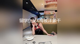 玩弄同学母亲 ，用手帮她操高潮了， 黑逼毛多都是水， 白浆哗哗流出