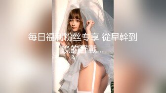 黄T恤JK短裙小妹妹也耐不住寂寞,在厕所自己扣逼