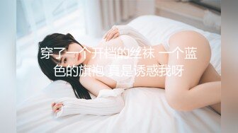   风骚的大姐带小妹来直播间看自己如何取悦男人，69交大鸡巴激情3P，被两个男人轮草抽插