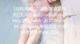 女人为难小女人，全程露脸被姐姐玩弄，亲着小嘴吃着奶还舔逼，搂在怀里揉奶抠逼，浪叫不断