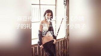 这年轻的小妹原来是个小奶妈，镜头前发骚揉奶玩逼，特写展示给狼友看，奶子好性感自己躺着就流