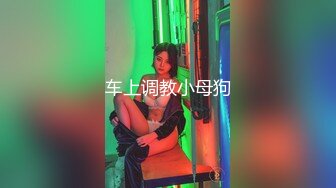  眼镜小妹和闺蜜浴室双人秀极品美臀假屌互插，跪在地上特写，越玩越来劲，两个妹子太骚了