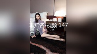  穿旗袍的人妻，银色高跟鞋，肉色丝袜，妥妥的小淫妇，吃完鸡后入她，满足她一周两次！