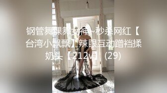 软软甜甜的妹子这对奶子真是极品，露脸激情大秀跟狼友互动撩骚，抽着小烟自己抠的骚穴淫水泛滥