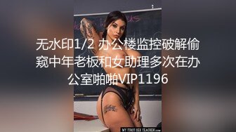  双女杯激情开草，两个妞都很漂亮有味道，蒙面小哥草了妹妹干骚姐姐真刺激