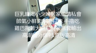 服裝城大廳賣騷的黑短裙豹紋內豐滿白皙少婦