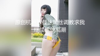 冒死爬窗偷窥楼下的少妇刚洗完澡光溜溜的出来换衣服