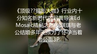 北方妹子家里有点冷，全裸在被窝中手指特写掰鲍鱼蝴蝶逼很红