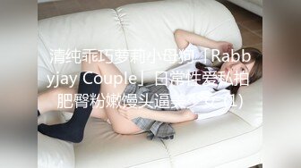 推婴儿车逛街的宝妈,弯腰给孩子整理衣服的时候胸部走光,还大一颗樱桃