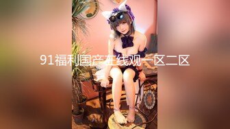 【新片速遞】美少妇躺在床上自慰，还是轻熟女会玩，用酒瓶自慰，掰开小穴，木耳里面是粉色的