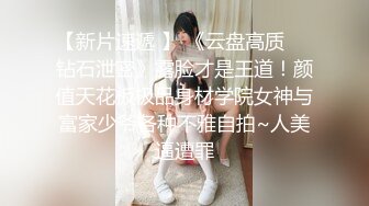 超级巨乳女优用奶子按摩道具　比基尼包不住了