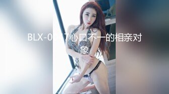 《极品CP❤️魔手外购》近景热闹商场女厕刁钻位置偸拍超多小姐姐方便还有制服女，能看脸又能看私处，半蹲式撅个大腚过瘾极了