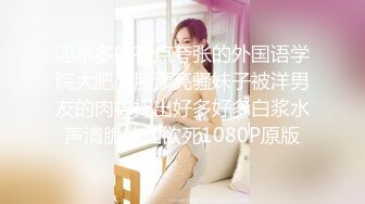 【新片速遞】商场女厕偷拍 破洞牛仔裤美女的小黑B 一边抽烟一边玩手机