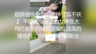 颜值少妇人间水蜜桃露脸镜头前卖弄风骚还跟狼友玩着手机视频，大黑牛自慰骚逼揉奶子呻吟感觉好刺激