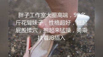 《顶级网红??极品泄密》几十万人追踪的英雄联盟游戏主播反差女【Azura】粉丝群内放福利~抹油震动器跳蛋输了就要惩罚一波