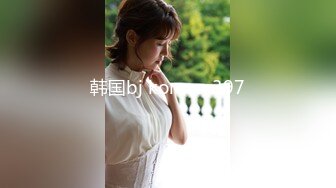 上面在玩吃鸡下面美女吃JB ，极品美女趴在桌子下口交 ，吸吮大屌用脚磨蹭小穴 ，顶级蜜桃臀 ，骑乘抽插1080P高清