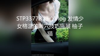 颜值不错的风骚小情趣露脸诱惑狼友，表情好骚听狼友指挥揉奶玩逼，掰开骚穴