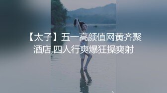 迷人的小少妇露脸黑丝情趣诱惑，狼友喜欢什么就给狼友看什么，撅着屁股捅骚穴，揉骚奶子，淫声荡语刺激狼友