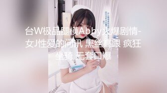 草莓小喵喵大屁股少妇居家激情啪啪，口交舔弄拨开内裤特写后入肥臀