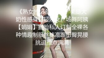 姐妹私房啪全程露脸小骚货镜头前跟狼友互动撩骚，给狼友看好闺蜜在厕所撅着屁股被草，撸起小哥鸡巴想吃精液