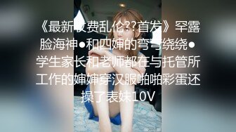 肤白美女撅着屁股等待一个有缘的肉棒进入她的体内