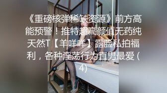 良家小少妇玩得也很嗨，全程露脸让大哥草给狼友看，各种体位蹂躏骚穴，无套爆草内射舔逼