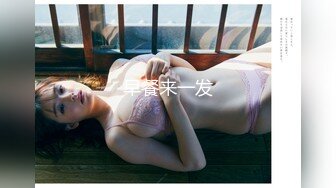 爆乳女神全程露脸，情趣装白丝诱惑好极品，揉着骚奶子自慰骚穴特写展示