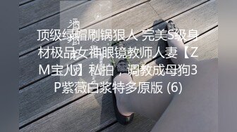 长发气质颇佳的颜值妹子，制服诱惑在真皮沙发上无套啪啪