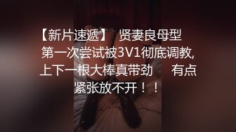 和小师妹网恋调情，有一天 让她洗澡自慰给我看，小妞真骚，洗澡一直在冲洗逼逼，洗完拿三支笔插阴道 幸福啊！