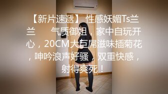 漂亮美女 臭弟弟又说想我的小骚逼了 说喜欢后入 这样可以边操边欣赏我的骚屁屁 都无套了还射了我一头 真能射