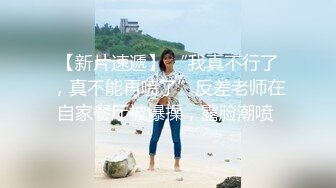 大神直接闯入商场女厕 偷拍爱玩手机的小美女