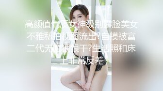 洗浴会所保安休班躲进柜子里门缝偷窥浴客洗澡镜子可帮了大忙了完美反射